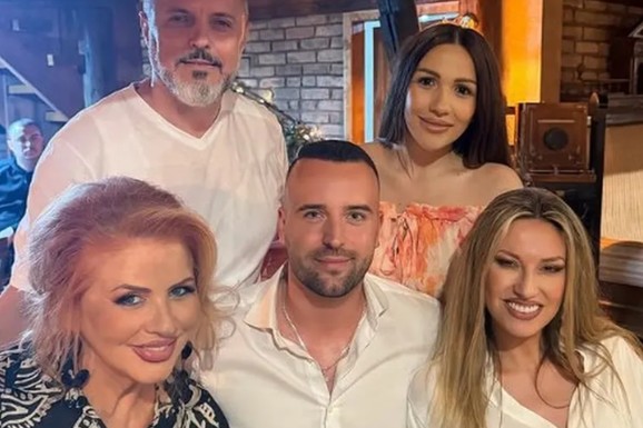 PORODILA SE SUPRUGA NENADA MANOJLOVIĆA Evo kog pola je beba: Na slavlju i pevačeva sestra Rada (FOTO)