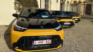 nowa toyota znika w ciemno. jest ładna, szybka i spala 3,9 l na 100 km. ile kosztuje?