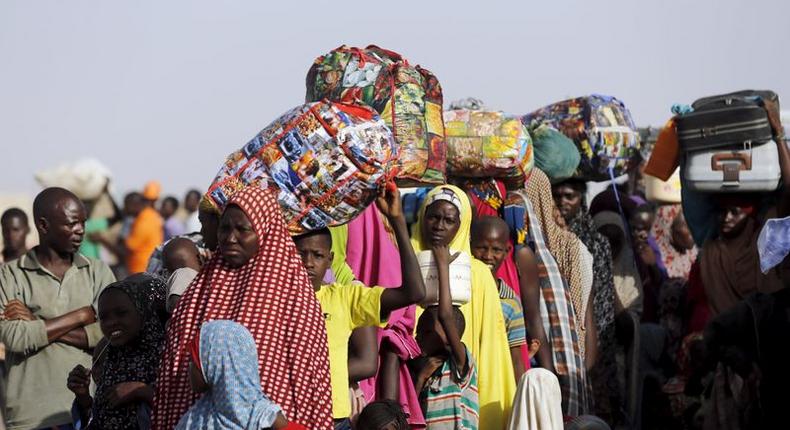 Returnees queue during the evacuation of Nigerians displaced by Boko Haram militants, at a camp for displaced people in Geidam, Yobe state, Nigeria, May 6, 2015.    REUTERS/Afolabi Sotunde