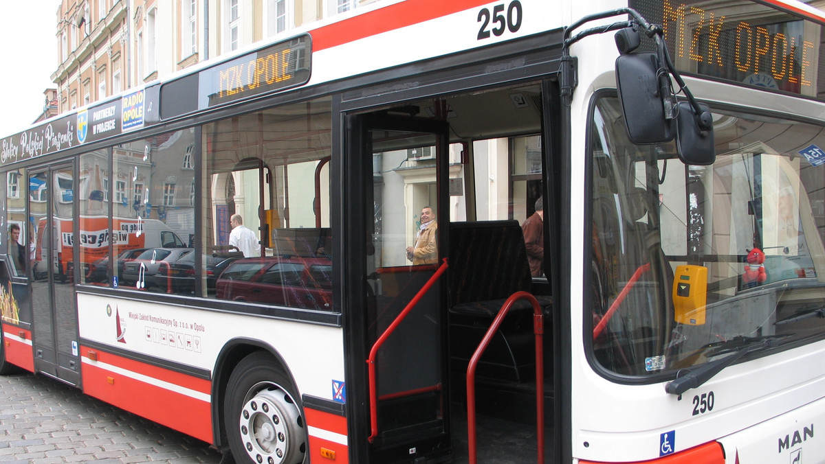 Pies wykrył pożar w autobusie, który spłonął w środę wieczorem na ul. Witosa w Opolu. Do pojazdu chciał wsiąść pasażer razem ze swoim pupilem. Ten jednak opierał się i nie chciał wejść do autobusu. Zwierzę najprawdopodobniej poczuło ogień i się wystraszyło. - To zaniepokoiło kierowcę, który potem zauważył płomienie w silniku  - mówi Tadeusz Stadnicki, prezes Miejskiego Zakładu Komunikacji w Opolu. - podało Radio Opole.