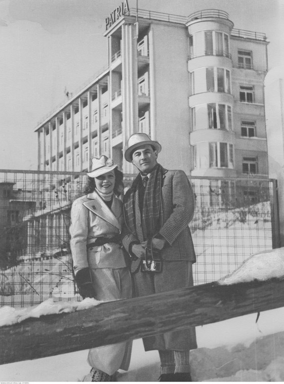 Śpiewak Jan Kiepura z żoną śpiewaczką i aktorką Martą Eggerth przed hotelem Patria w 1937 r.
