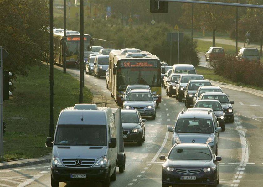 Autobusy stoją w korkach przed buspasem!