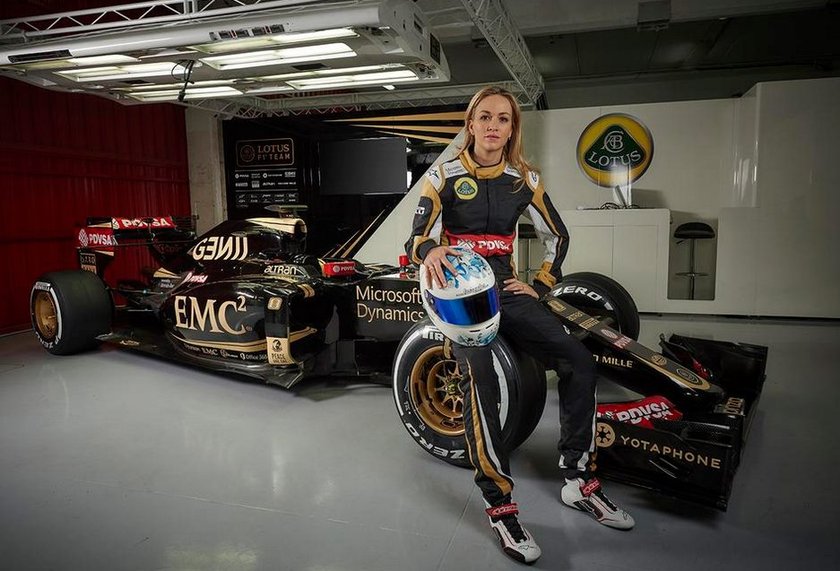 Seksowna Carmen Jorda nowym kierowcą F1 marki Lotus! Galeria