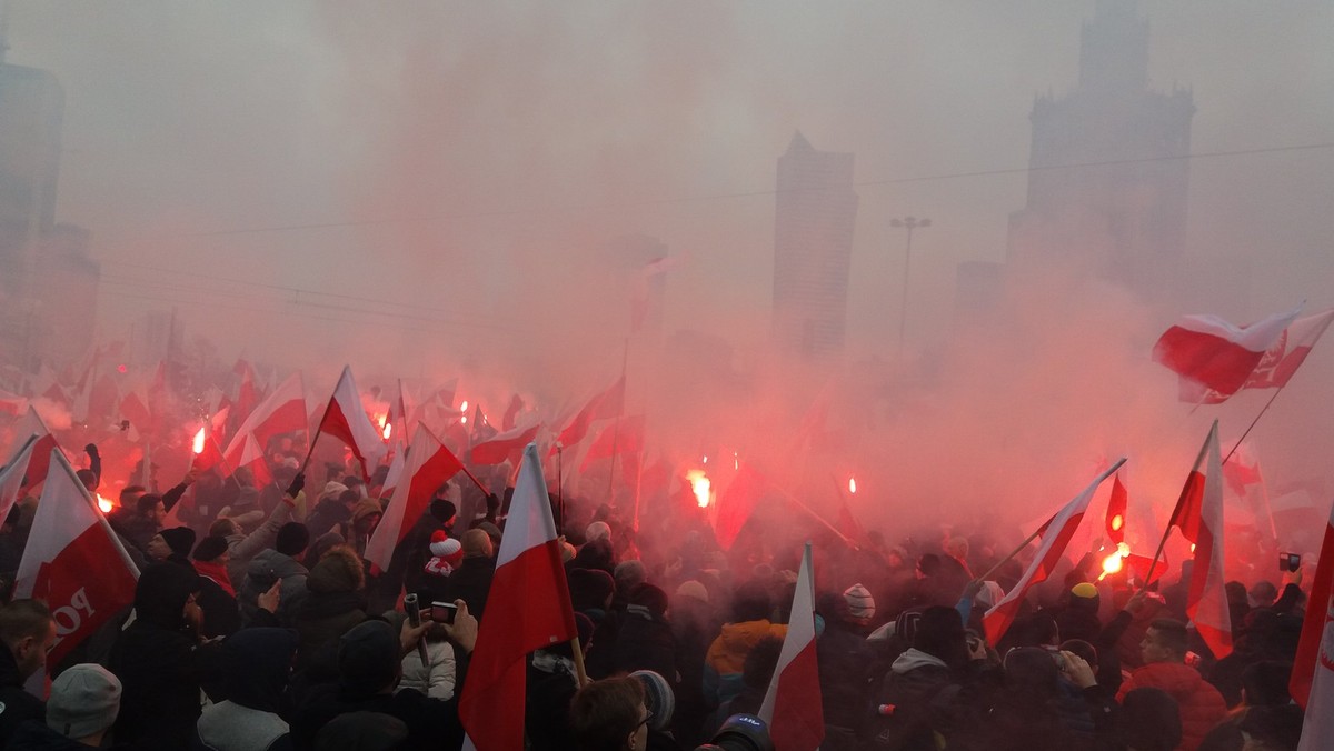 "Nacjonaliści marzą o Wilnie i Lwowie" – tak "Rossijskaja Gazieta" zatytułowała artykuł poświęcony obchodom Święta Niepodległości w Polsce. Dziennik pomijając uroczystości rocznicowe i liczne marsze, skoncentrował się na incydencie związanym ze spaleniem flagi Ukrainy i logotypu portalu Facebook.