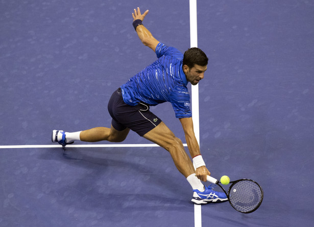 Djokovic z przerwy medycznej skorzystał już w pierwszym secie. Kontuzja nie przeszkodziła mu w awansie