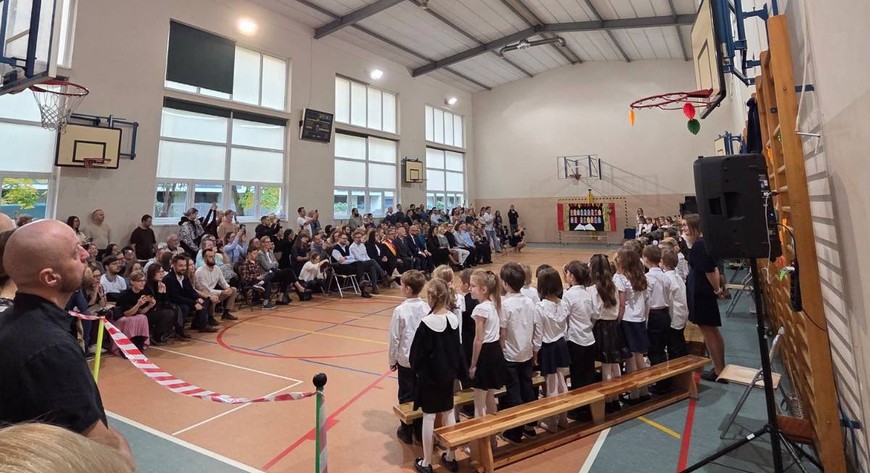 300 plus przysługuje na każde dziecko uczące się w szkole do ukończenia 20. roku życia, a w przypadku dzieci z niepełnosprawnościami do 24. roku życia.