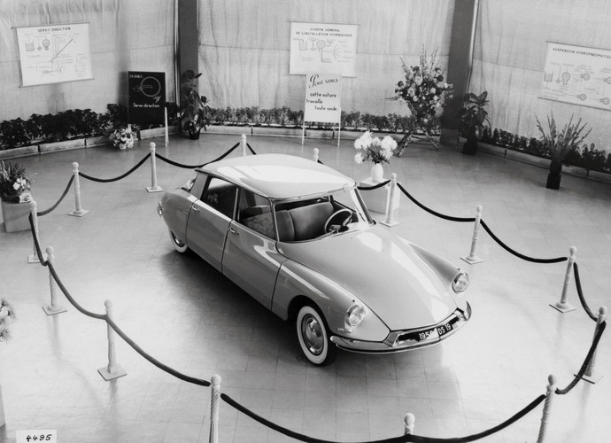6 października 1955 roku w czasie paryskiego salonu samochodowego gdzie citroen DS miał światową premierę, firma przyjęła 749 zamówień w ciągu 45 minut. Do końca dnia wpłynęło ich 12 tys.