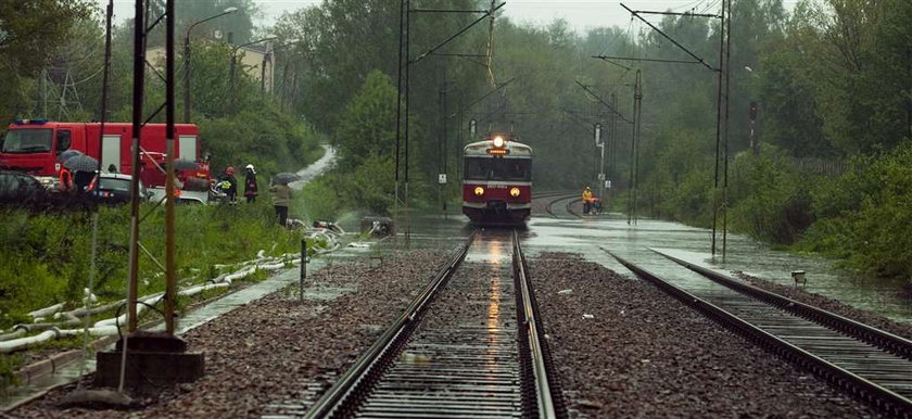 Woda zatrzymała pociągi i tramwaje