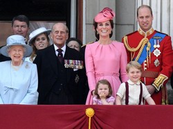 Słodziaki totalne! Charlotte i George skradli show królowej Elżbiecie świętującej 91 urodziny. FOTO