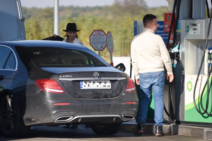 Justyna Steczkowska z menadżerem Łukaszem Wojtanowskim na stacji benzynowej