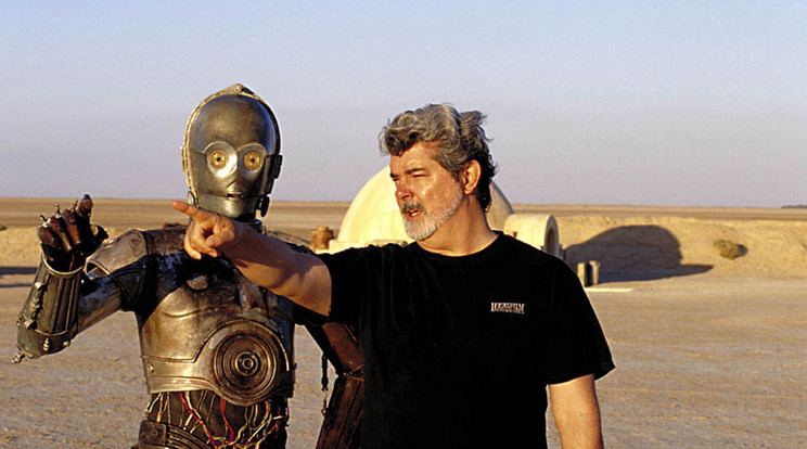 A rendező George Lucas és a C3PO-t megformáló Anthony Daniels beszélget a forgatáson/Fotó: Northfoto