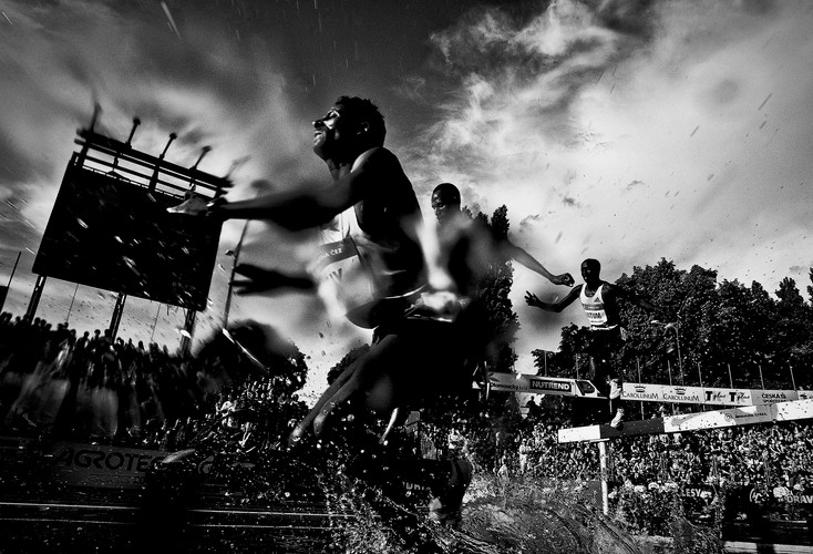 Sisay Mojo z Etiopii podczas startu w biegu na 3000 metrów z przeszkodami na mitingu lekko atletycznym w Ostrawie. Mojo ukończył zawody na piątym miejscu. Fotografia Ireneusz Dorożański z 