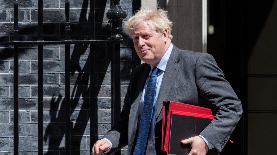 Premier Wielkiej Brytanii Boris Johnson opuszcza Downing Street 10, aby wziąć udział w cotygodniowych Pytaniach Premiera (PMQs) w Izbie Gmin w Londynie, 22 czerwca 2022 r. 