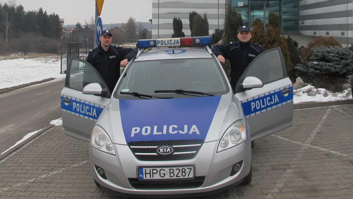 Policjanci z komisariatu w Bukownie - st. sierż. Paweł Jarzmik i st. sierż. Oskar Mirowski - uratowali z pożaru kobietę. Mundurowi byli pierwsi na miejscu zdarzenia i wyprowadzili 87-latkę z płonącego domu. Kobiecie nic się nie stało. Teraz śledczy wyjaśniają przyczyny i okoliczności zaistnienia pożaru.