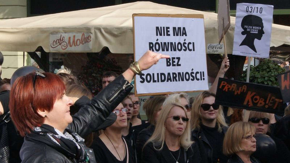 "Wolność, równość, prawa kobiet" – krzyczeli uczestnicy Manify Toruńskiej pod hasłem "Znowu to samo, siostro i mamo". Podczas demonstracji doszło do przepychanek.