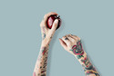 2. Tatuaże na palcach: odważne i przebojowe jednostki