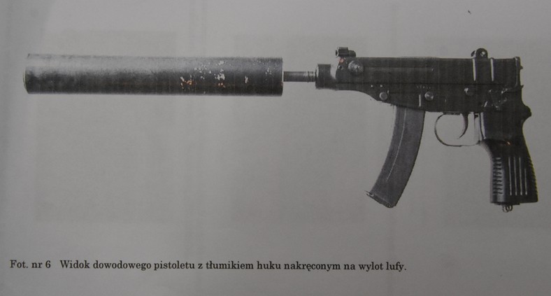 Pistolet "Skorpion" z tłumikiem