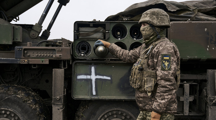 A britek harckocsikkal támogathatják az ukránokat a háborúban / Fotó: MTI/AP/Libkos