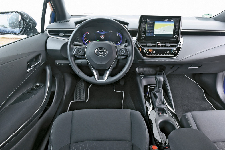 Toyota Corolla 2022 - w modelu produkowanym od roku 2023 pojawią się zmiany w kokpicie: nowe pełnowymiarowe wirtualne zegary oraz większy wyświetlacz centralny.