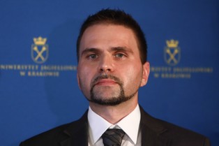 Prof. Pyrć: dalszy niekontrolowany rozwój pandemii oznacza powstanie wariantów odpornych na szczepienia