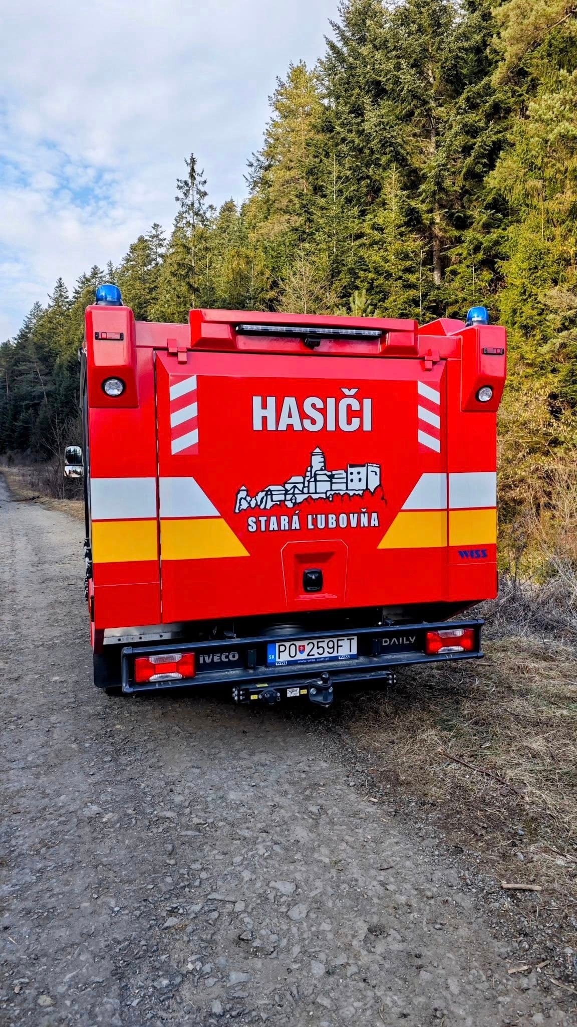 Hasiči likvidujú rozsiahly požiar pri Spišskej Teplici v nedostupnom teréne.
