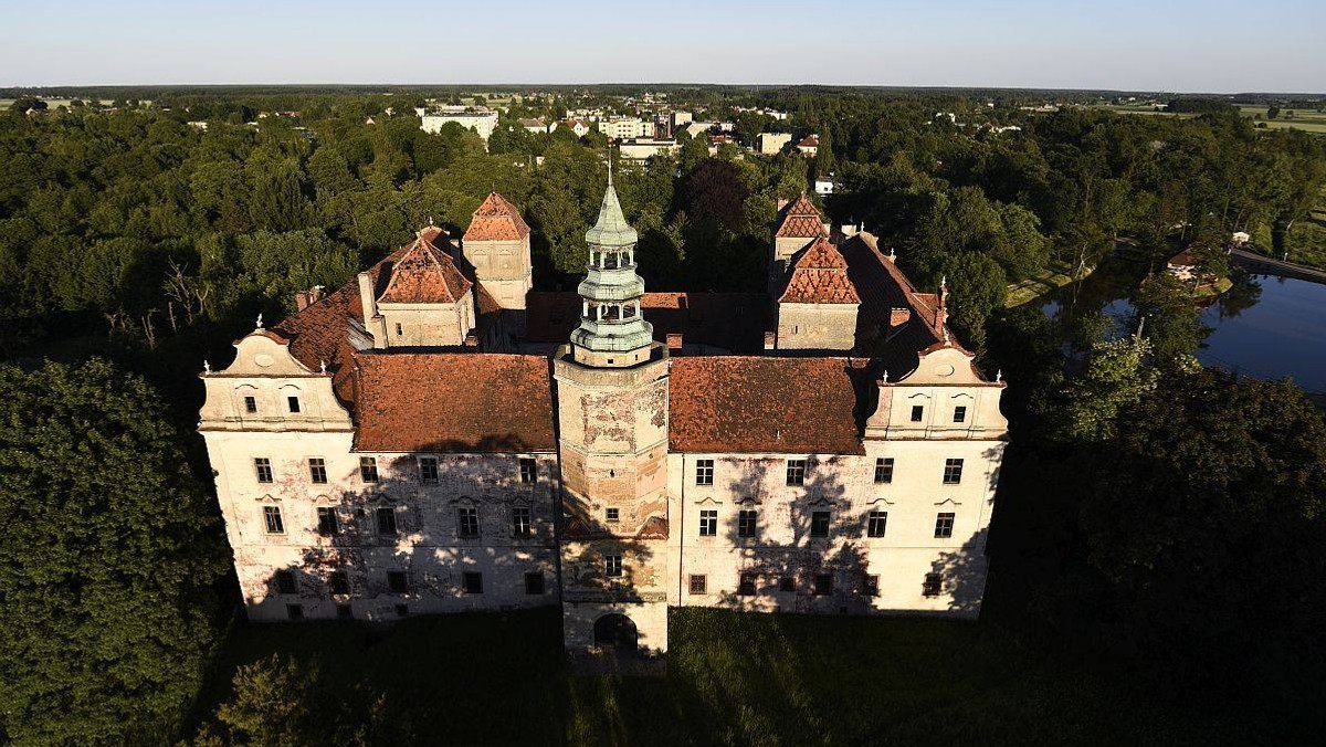 Zamek w Niemodlinie zwyciężył w konkursie "Top Zamki i Pałace" o miano najlepszego w kraju. Zdecydowali o tym internauci. Drugie miejsce zajął Pałac Potockich w Radzyniu Podlaskim, a trzecie Zespół Wzgórza Zamkowego we Fromborku.