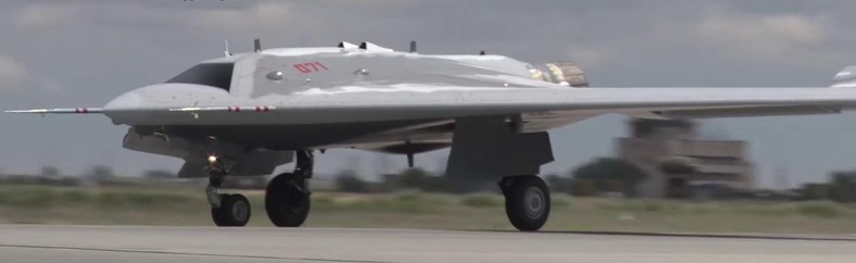 Drony to nie tylko niewielkie i tanie statki. Na zdjęciu bezzałogowiec S-70 Ochotnik w trakcie testów. To rosyjski trudnowykrywalny statek powietrzny, który zdolny jest do przenoszenia ważących setki kilogramów bomb lotniczych.