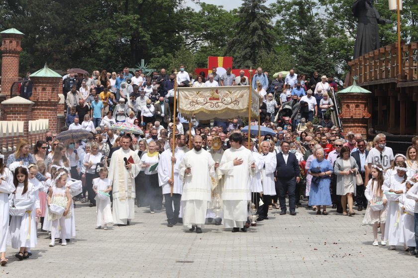 Procesje grozy? Księża się nie popisali, a wierni poszli w ich ślady