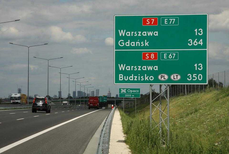 Nowa trasa S8 - wjazd do Warszawy od strony Katowic w tle centrum miasta