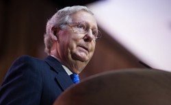 Tajemniczy "znak krzyża" w Senacie, szef Republikanów nagle stracił zdolność mówienia