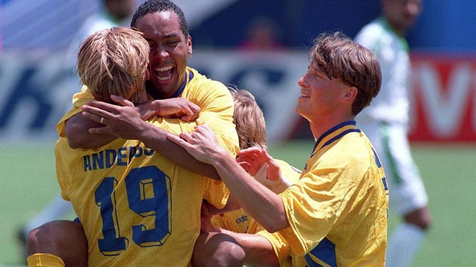 Dalin proslavlja gol protiv Saudijske Arabije u zagrljaju Keneta Andersona | Foto: Getty Images