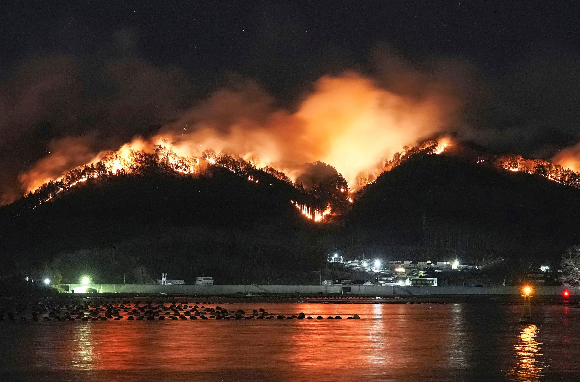 V okolí japonského mesta Ofunato vypukol najväčší požiar za posledné polstoročie. 