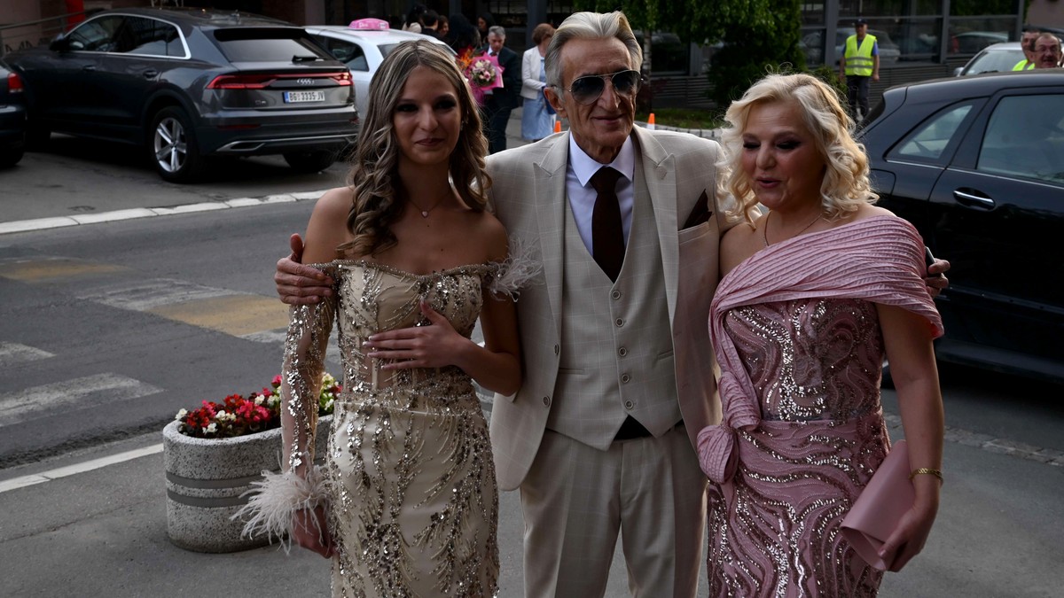ĆERKA MIRKA KODIĆA SLAVI 18. ROĐENDAN Rebeka u zlatnoj haljini sa perjem, a supruga blista u roze elegantnoj toaleti: Muzičar puca od ponosa (Video)