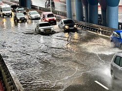 Deszcze sparaliżowały Warszawę. Zalane ulice, prawie sto interwencji strażaków