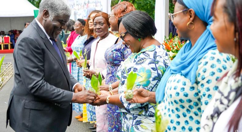 Le Premier Ministre Beugré Mambé et la Ministre de la fonction publique, Anne Ouloto