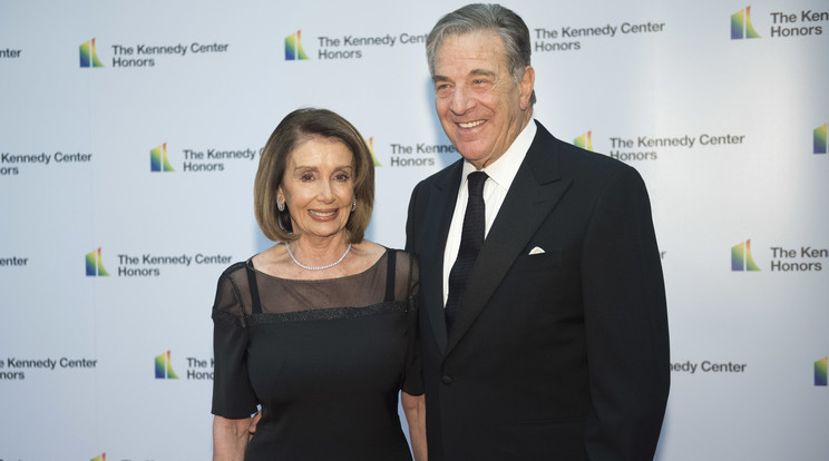 Nancy Pelosi, a képviselőház demokrata párti frakciójának vezetője (b) férje, Paul Pelosi társaságában érkezik a Kennedy Központ Előadóművészi Díjainak 41. átadási ünnepsége utáni díszvacsorára a washingtoni külügyminisztériumban / Fotó: MTI/AP/Kevin Wolf