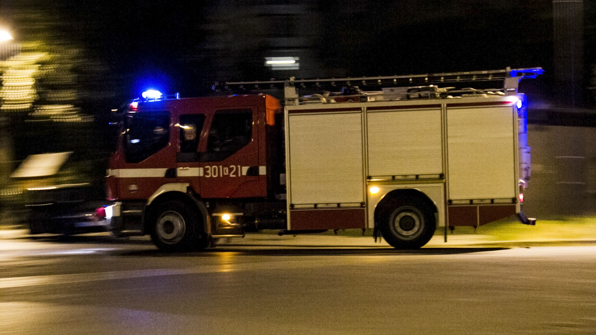 Do wybuchu pieca doszło w czwartek wieczorem w budynku wielorodzinnym w Dziadowej Kłodzie w powiecie oleśnickim na Dolnym Śląsku. Jedna osoba nie żyje, druga została poszkodowana. Nie doszło do pożaru.