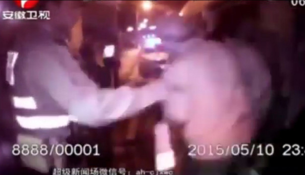 51 osób jechało w 6-osobowym samochodzie! Zobacz wideo z Chin