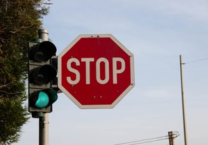 Semafor sa znakom stop