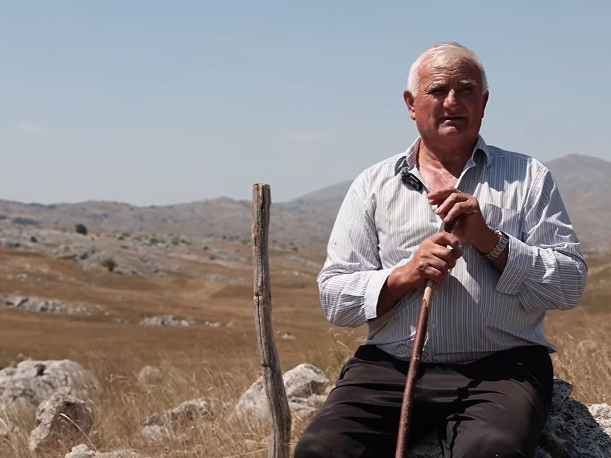 Žive na 1.300 metara, a koliba im pokrivena mačevinom: Mileva i Pavle na "hercegovačkom Tibetu" stvorili mali raj i zarađuju (VIDEO)
