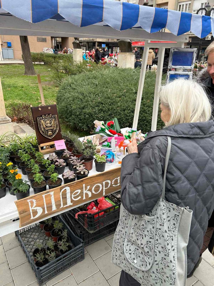 Štićenici Vaspitno-popravnog doma povodom Dana žena poklanjali saksijsko cveće koje sami uzgajaju