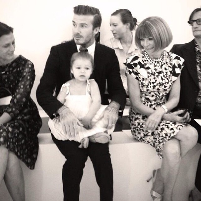 És igen, a máris legendássá vált fotó: Harper és David Beckham, mellette Anna Wintour és Hamish Bowles.