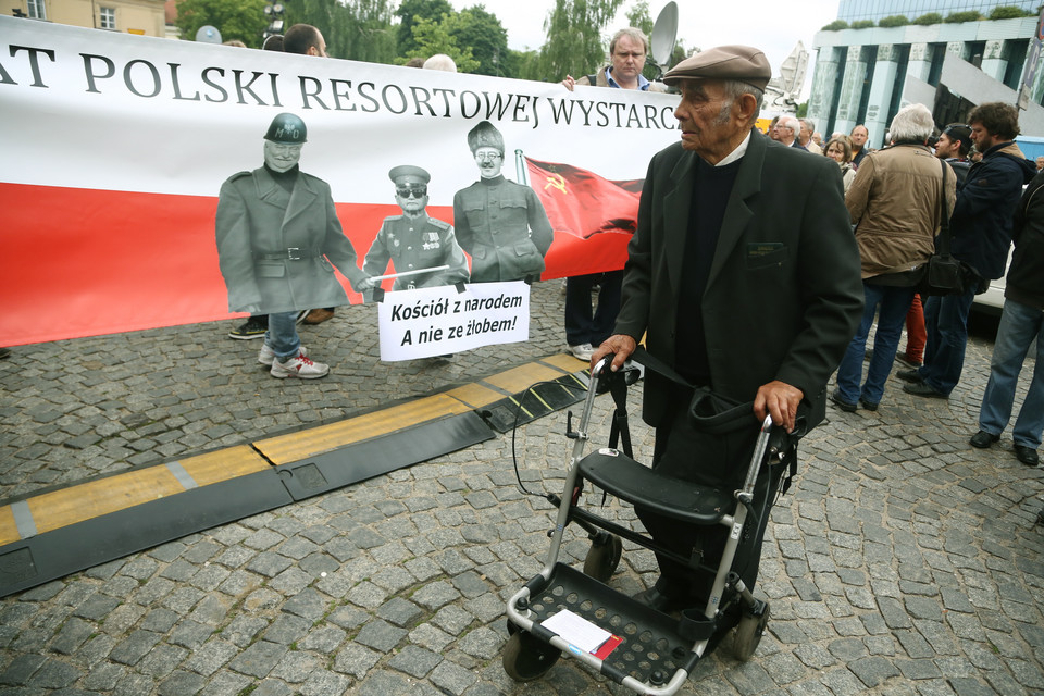 WARSZAWA POGRZEB GENERAŁA JARUZELSKIEGO PROTESTY (protesty podczas pogrzebu gen. Wojciecha Jaruzelskiego)
