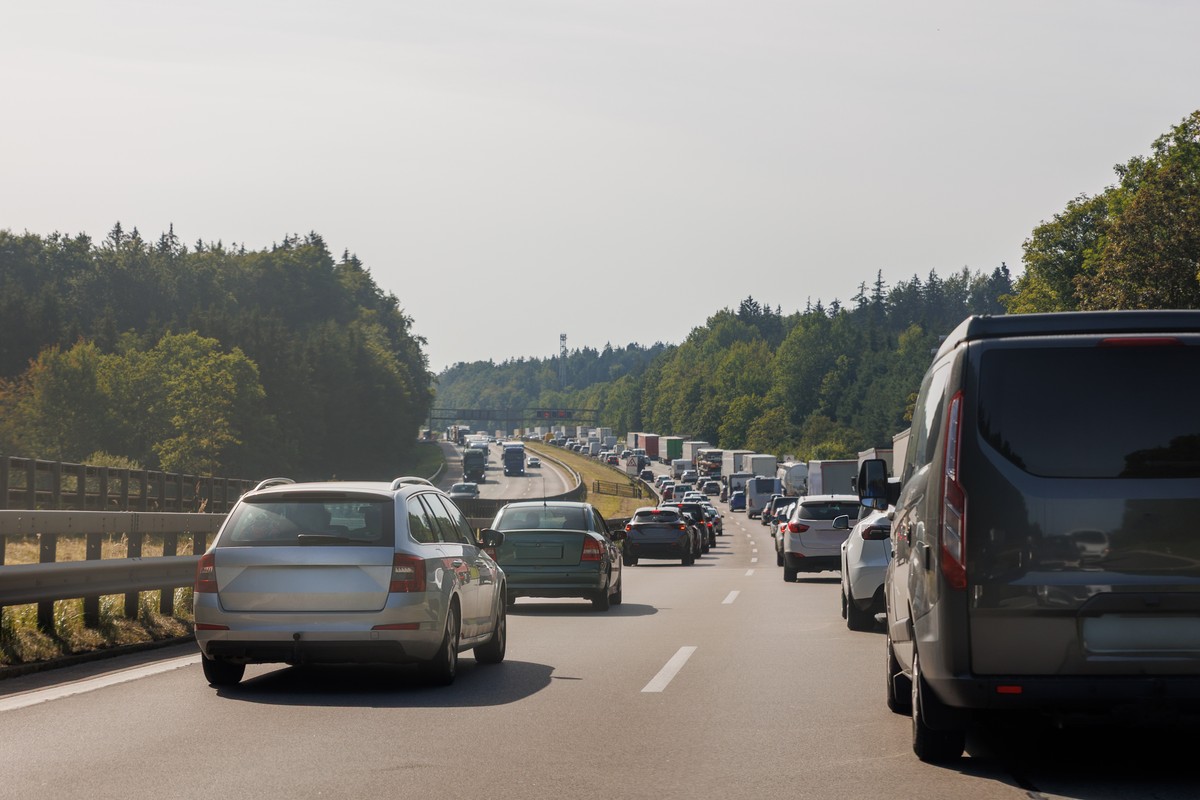 Komisja Europejska zmieni politykę wobec samochodów spalinowych. Krok pod presją rządów