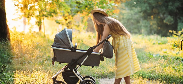 Lekarze apelują do rodziców o przykrywanie wózków jasnymi nakryciami