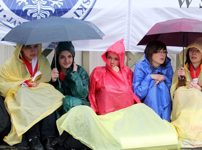 Deszczowe czekanie na uroczystości