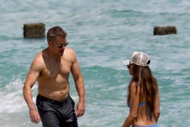 Upoznao ju je kao SAMOHRANU MAJKU, njenu ćerku odgajio kao SVOJE DETE i NIKADA ne bi varao svoju suprugu: Zovu ga NAJBOLJI MUŽ U HOLIVUDU i vala, zaslužio je