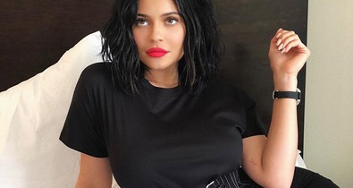 Másnak egy szerény fizetés, Kylie Jennernek egy babahordozó ára! Mégsem dobunk hátast tőle!