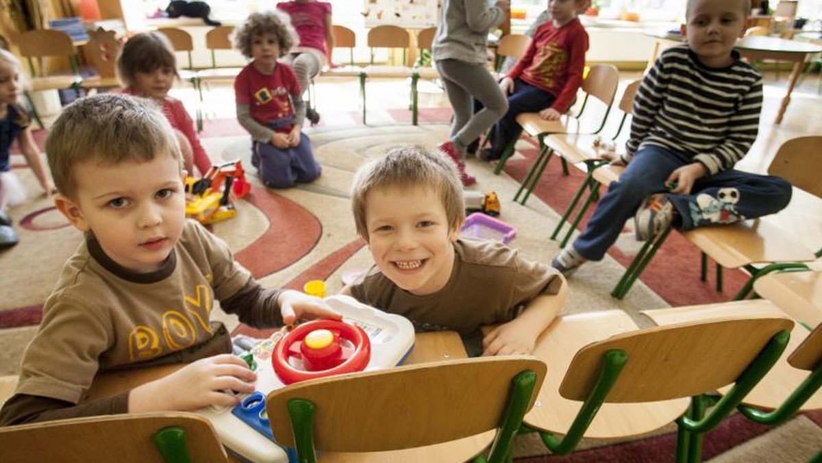 W Piekarach Śl. przebadano 800 losowo wybranych dzieci z 15 przedszkoli. W 15 przypadkach wykryto nieznaczne przekroczenie w ich organizmach kadmu i ołowiu. - To nie jest epidemia - uspokaja Zenon Przywara, z-ca prezydenta miasta ds. społecznych.