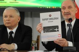 Jarosław Kaczyński i Antoni Macierewicz podczas posiedzenia zespołu parlamentarnego ds. zbadania przyczyn katastrofy TU-154 M.